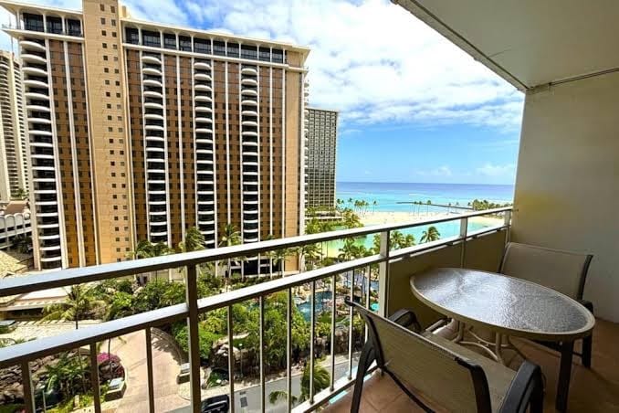 Iconic Ilikai Hotel 1 Bedroom Lagoon View, Minutes to the Beach! No resort fees!