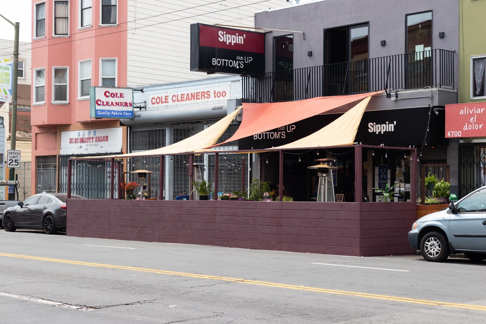 Bottoms Up Bar & Lounge, photo 2
