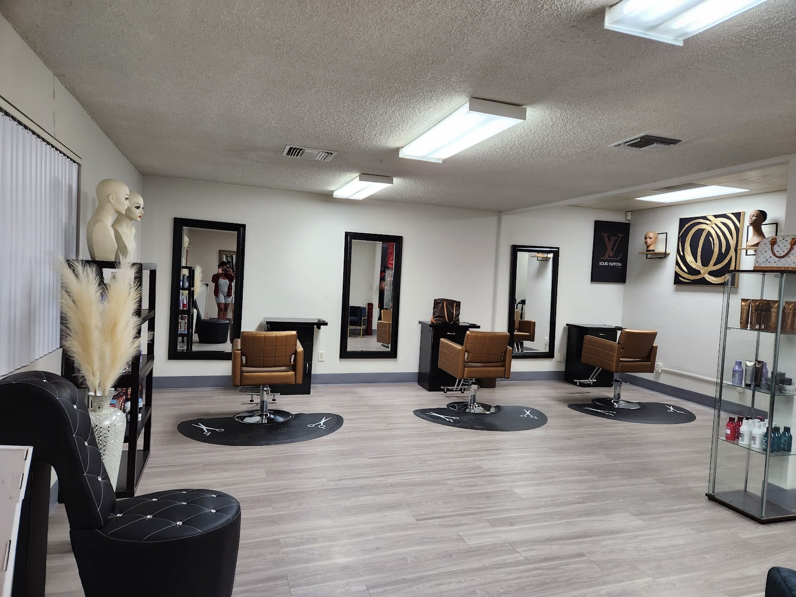 Anachel Ebony Salon