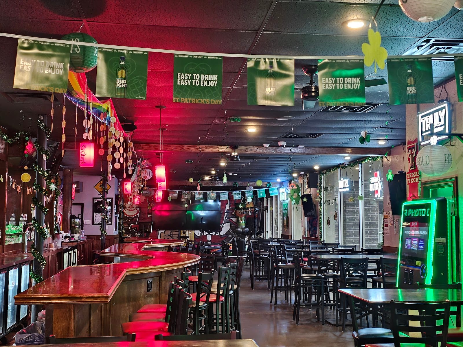 Shotzys Bar & Grill