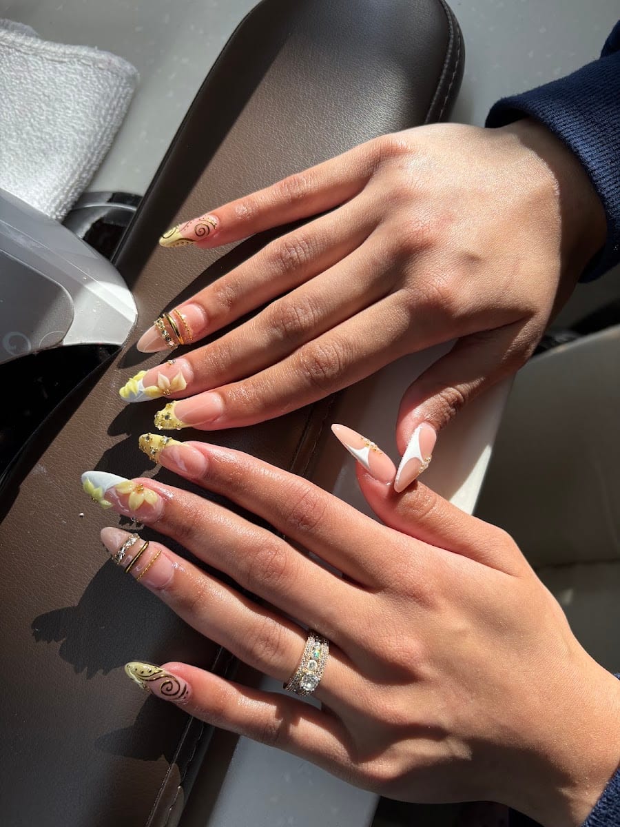 Luxury Nails & Spa