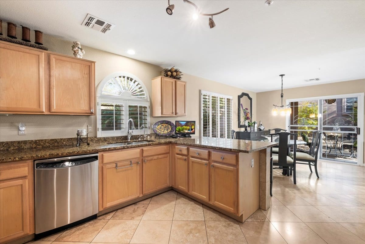 Michael R. Salazar:Re/max Fine Properties