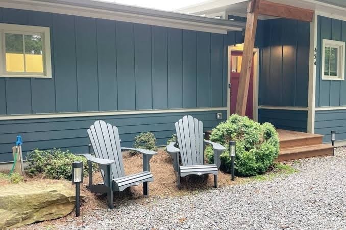 Modern Blue Cabin Retreat w/Mtn Views, Arcades & 5min to Downtown - Sleeps 10