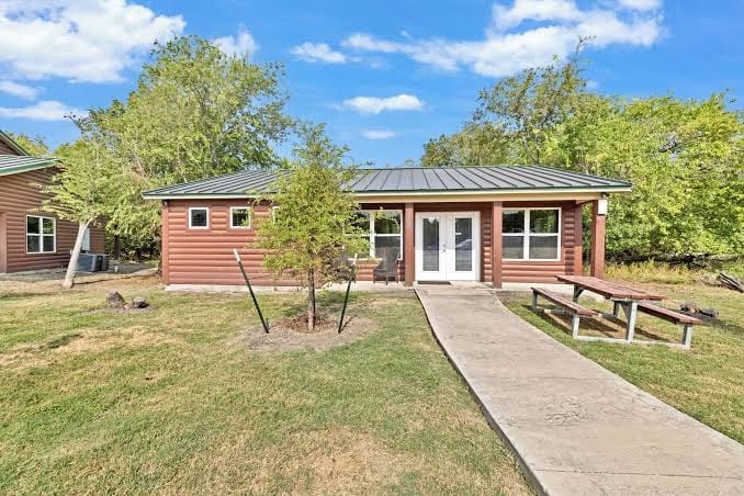 Spacious 2-storied home, nearby golf course and nature trails