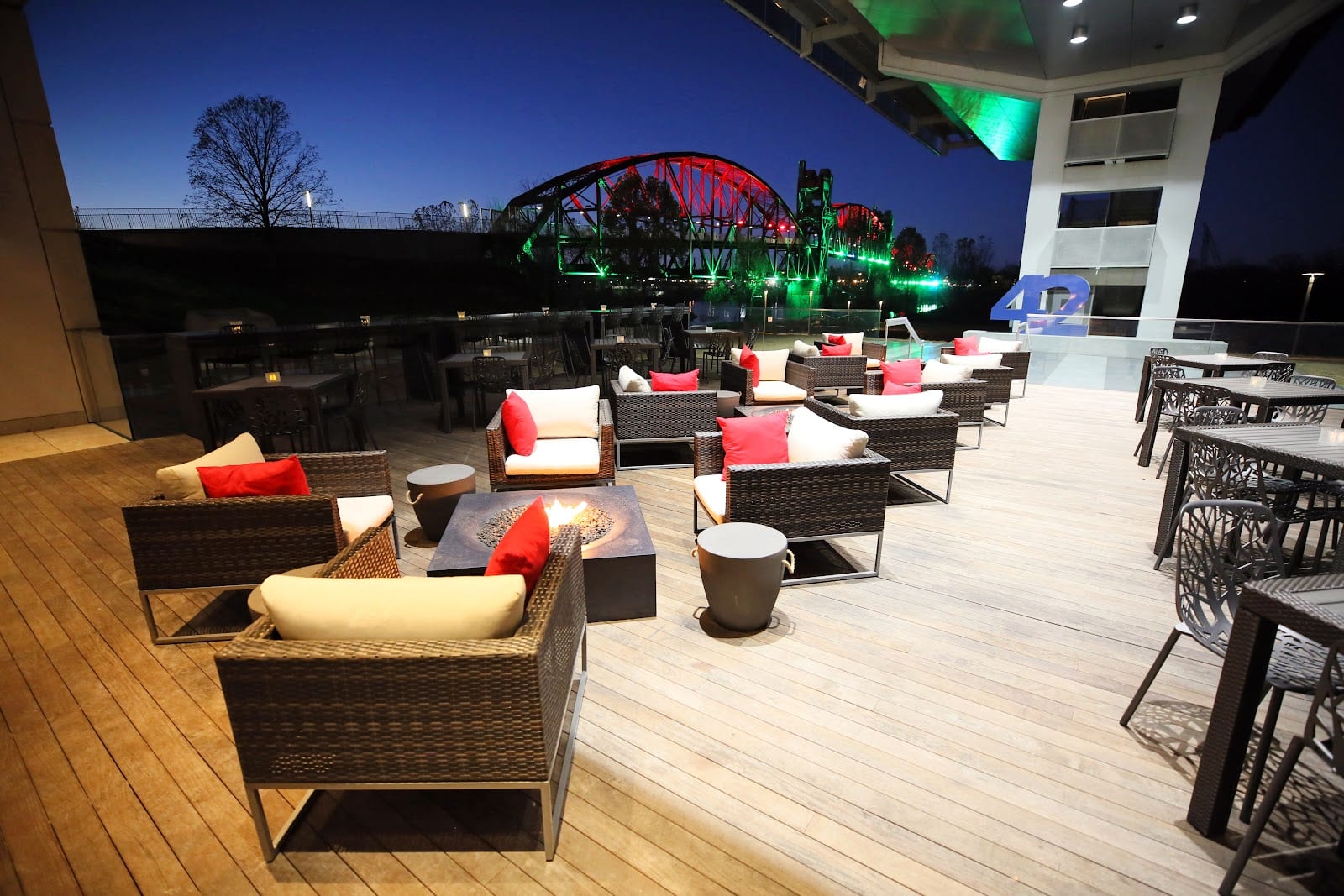 42 bar and table, photo 2