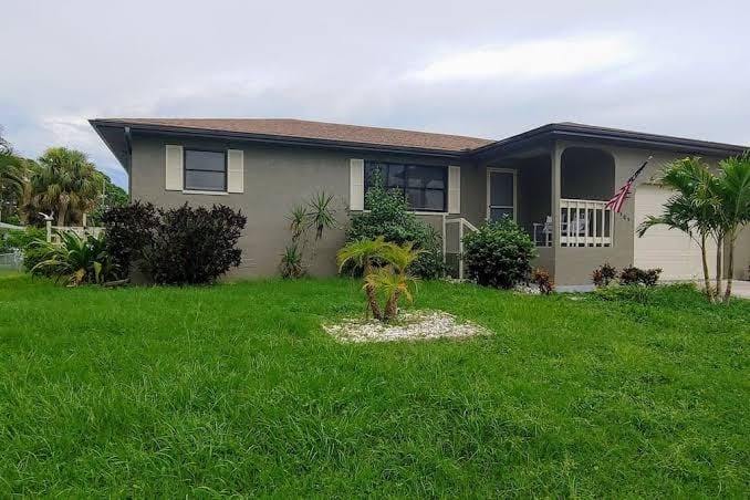 3-bedroom house, beautiful pool and landscape, short walk to Casey Key Beach