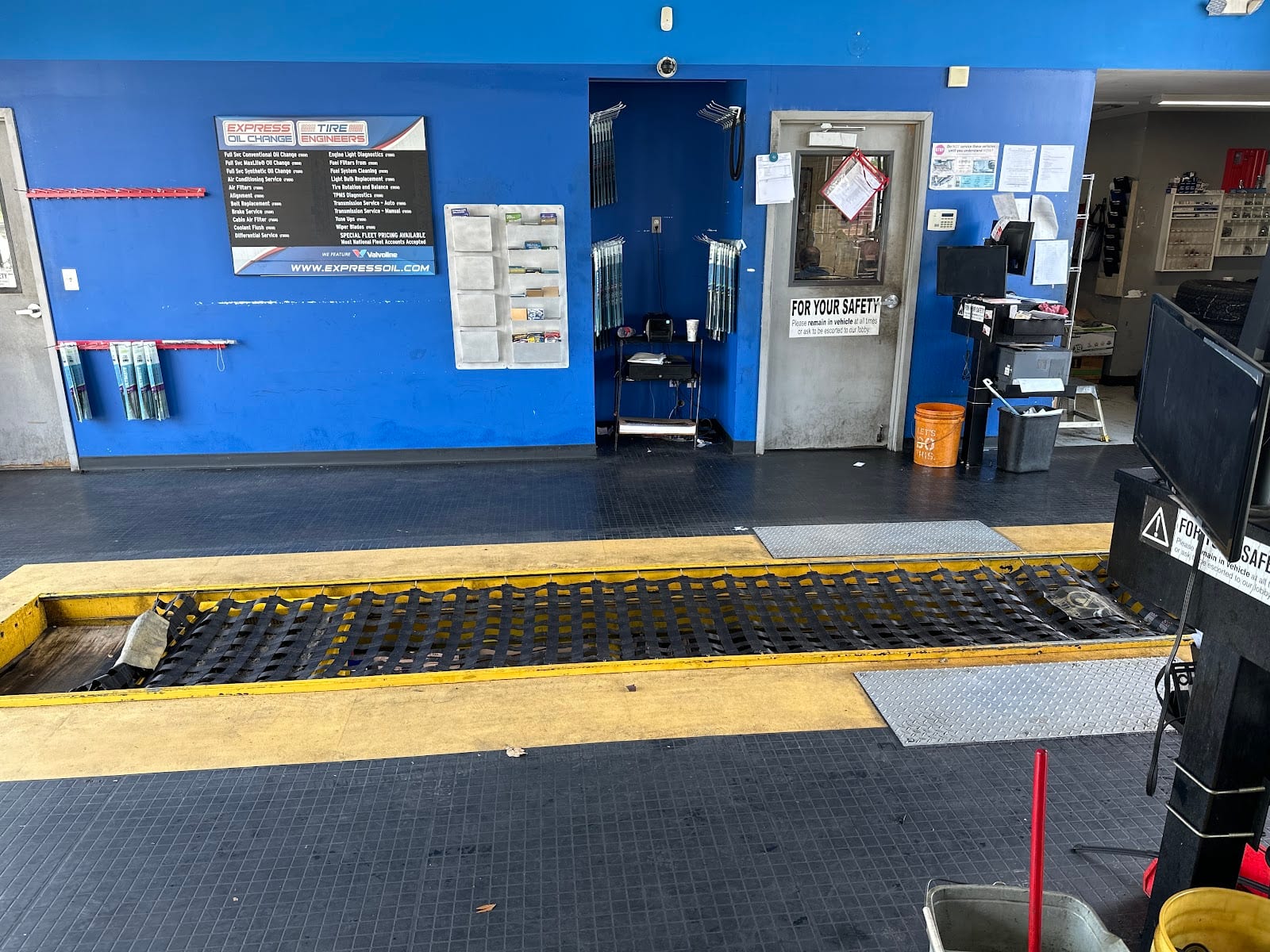 Express Oil Change & Tire Engineers, photo 3