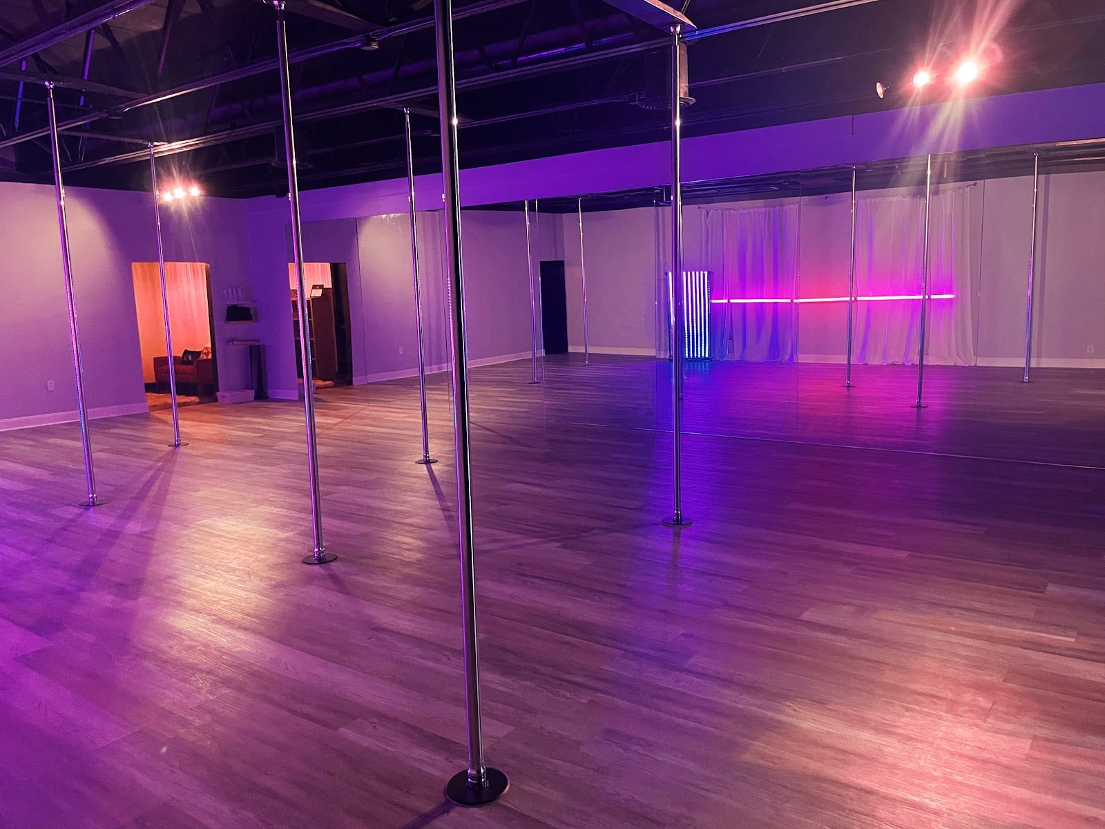 Studio Nightshade Pole Dance, photo 2
