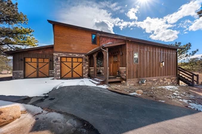 3 bedroom home W / Views and Private Hot Tub!