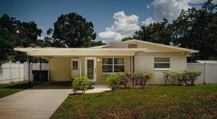 1.5 mi to Bucs Stadium-Close to Airport-Arcade-Dog Friendly-2 King Beds-Fire Pit, photo 3
