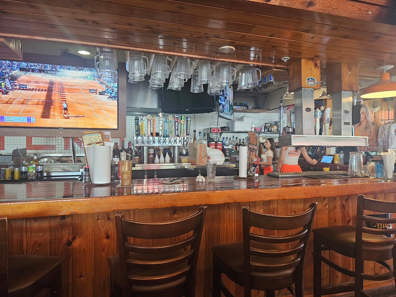 Hooters, photo 4
