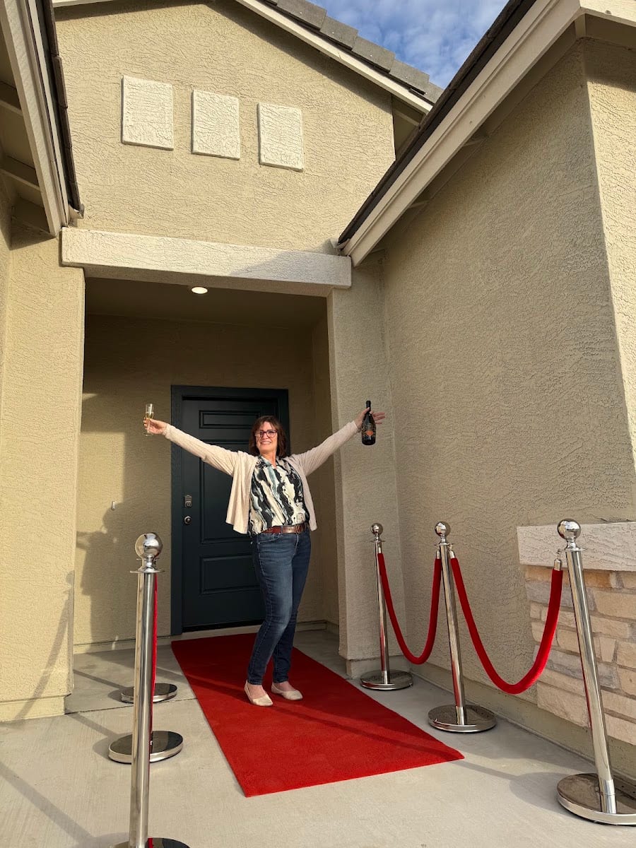 Haidy Henes, REALTOR