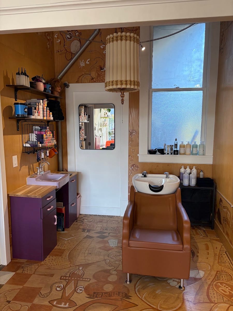 Izzy’s Beauty Shop, photo 3