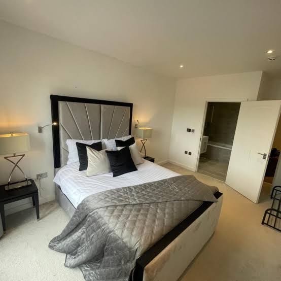 Cosy 1 Bed Apartment in Centre of St Albans - FREE Parking - 5 min walk to St Albans city centre Railway station - Big Savings on Longer Stays!! - One-Bedroom Apartment