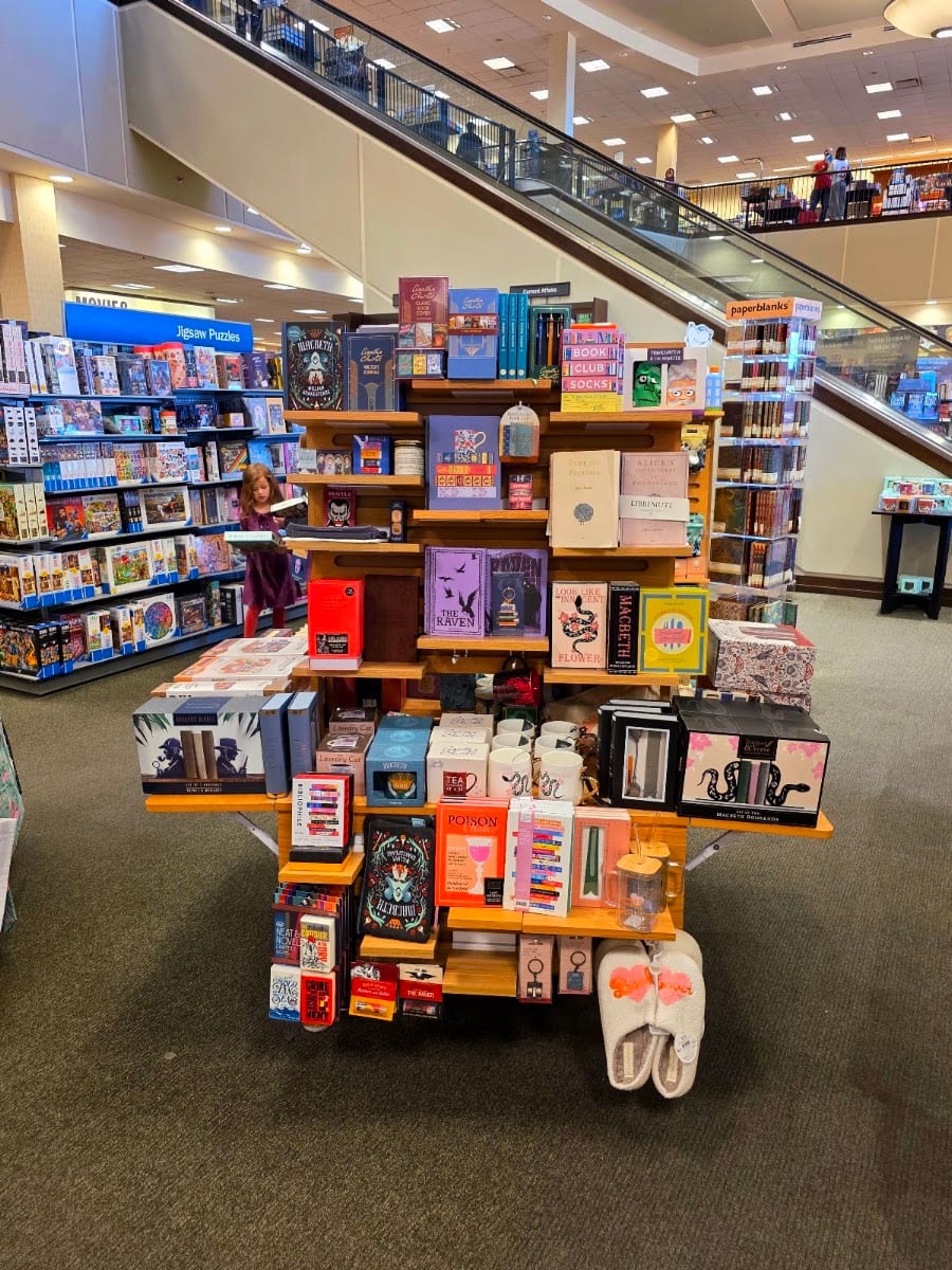 Barnes & Noble, photo 3