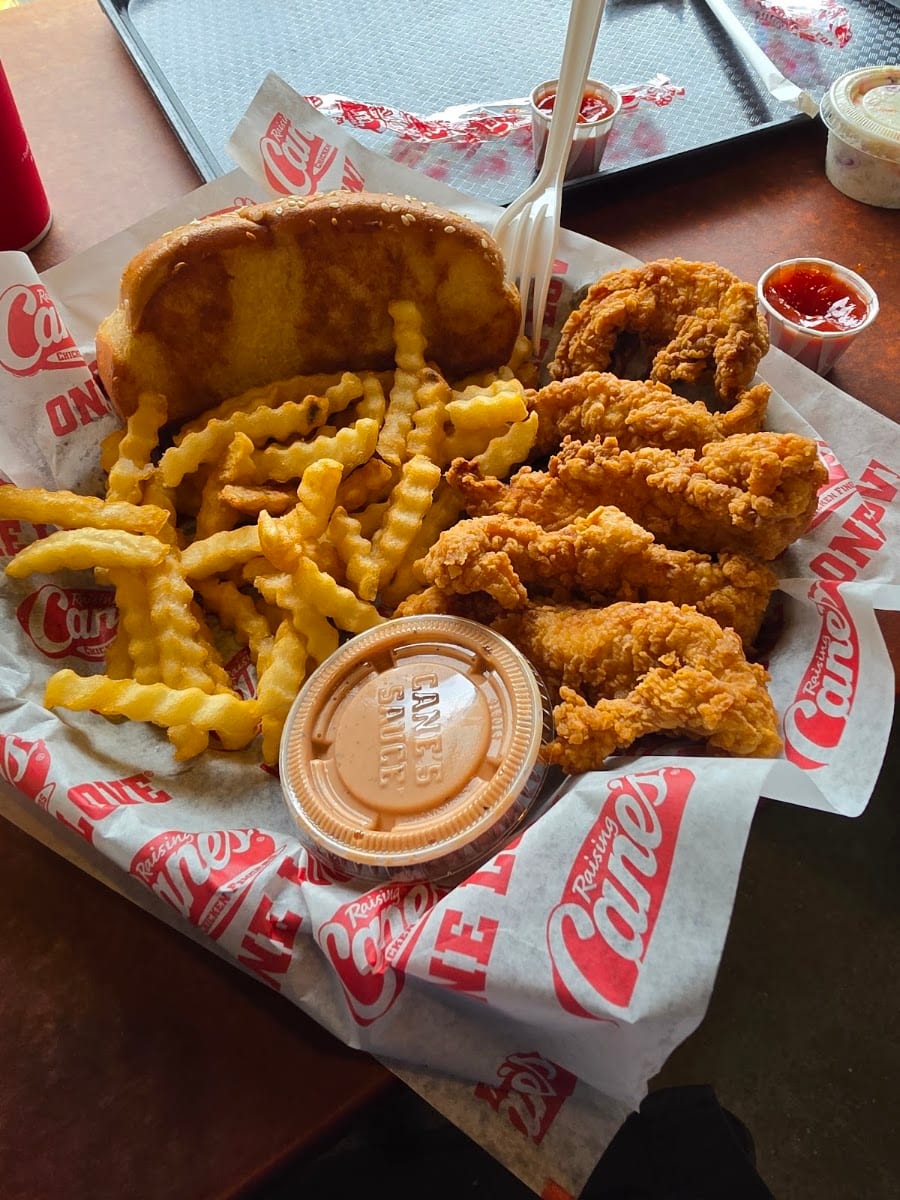 Raising Cane's Chicken Fingers, photo 3