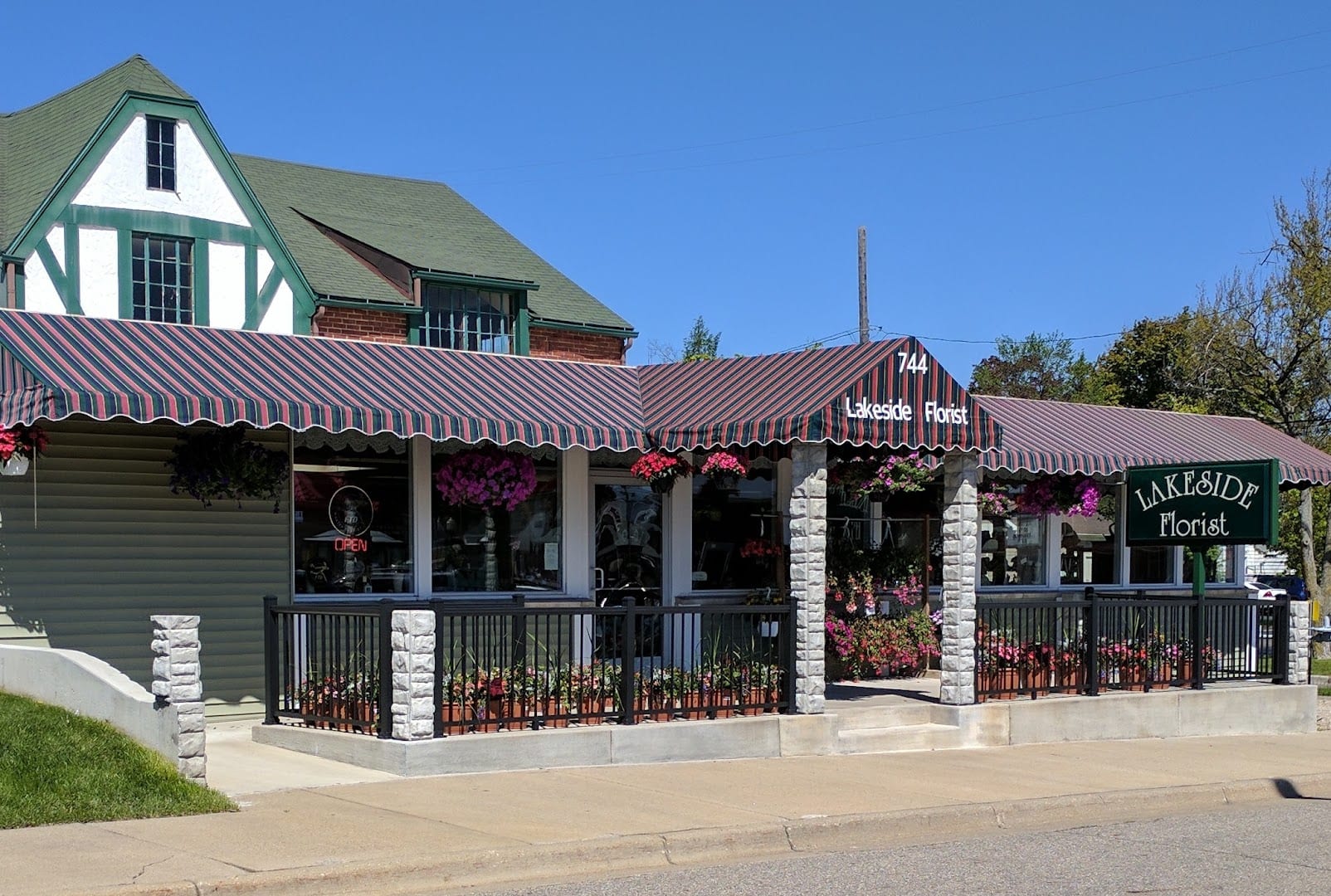 Lakeside Florist LLC - Local Family Owned