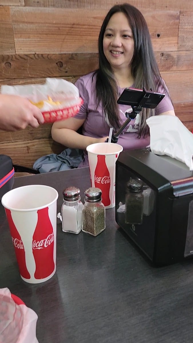 Pearl's Deluxe Phatburgers, photo 3