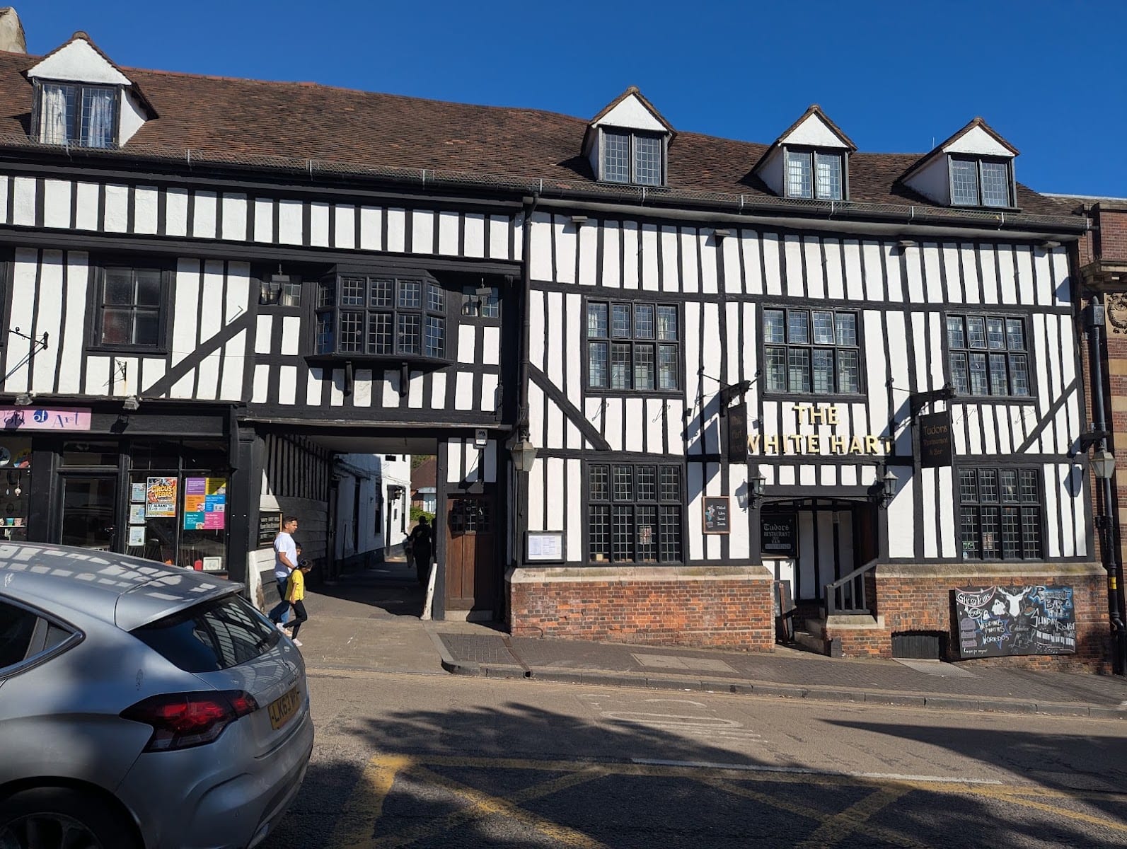 Tudors at the White Hart Hotel, photo 2
