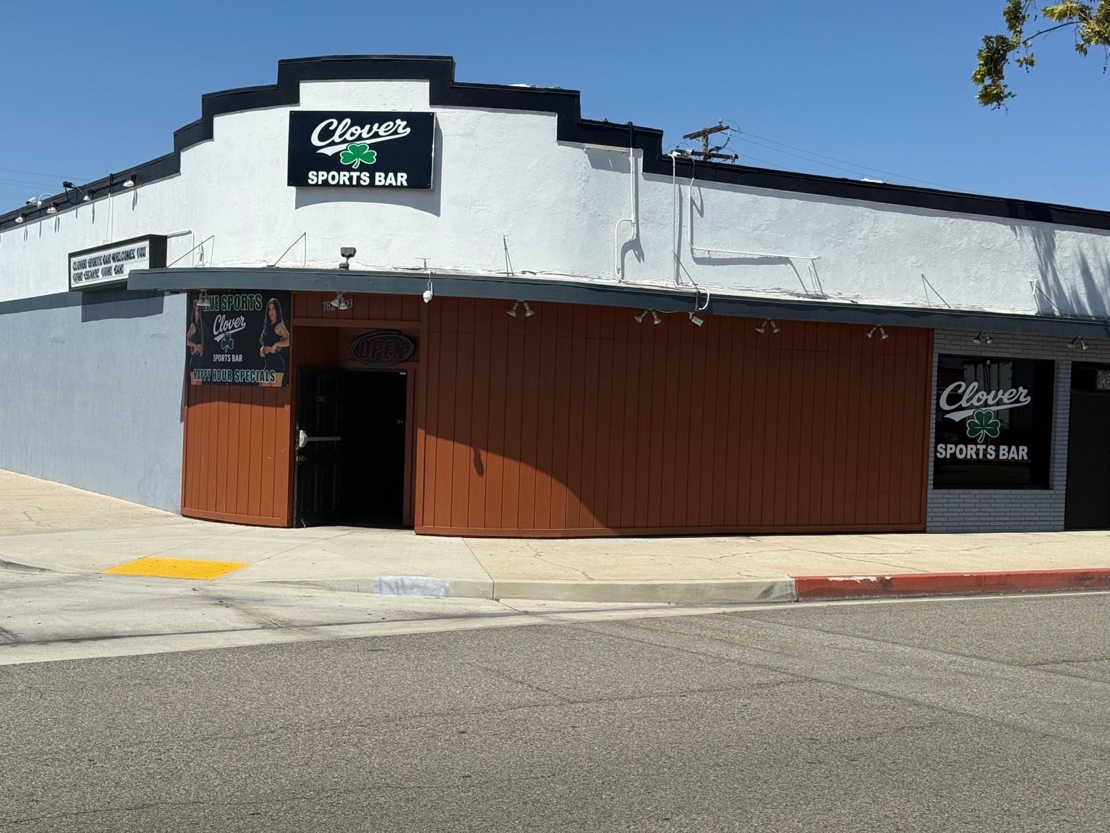 CLOVER SPORTS BAR