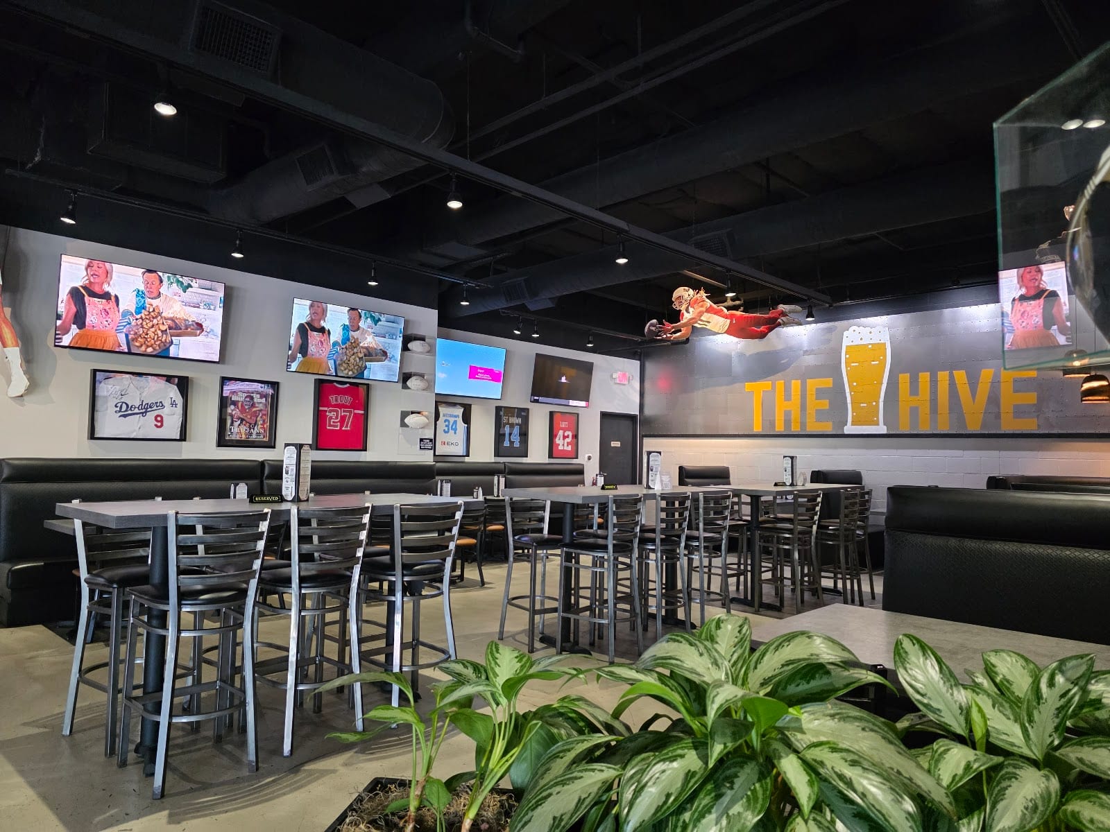 The Hive Sports Bar and Grill, photo 2
