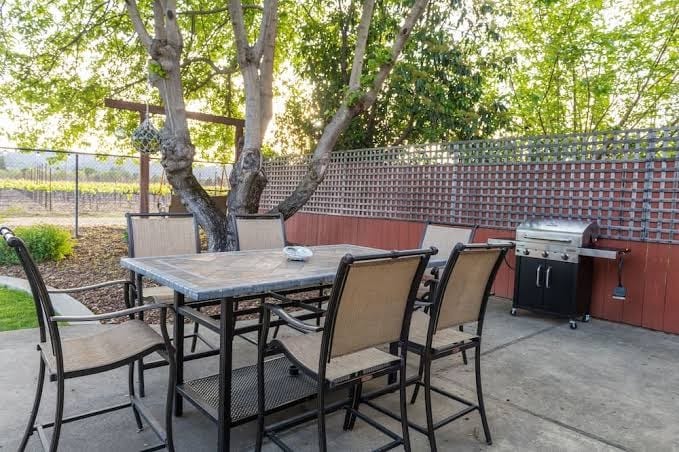 Remodeled home only3 minutes from 6 wineries. A park at end of st w26 mile views