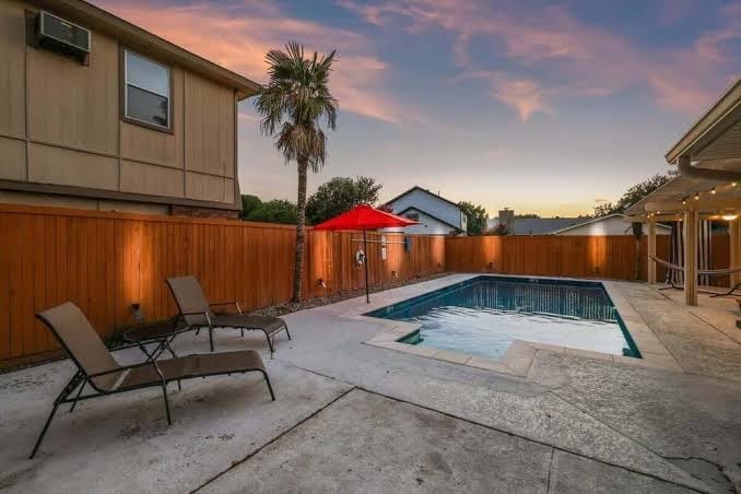 4BR Home w/ Arcade, Foosball & Desks - Carrollton