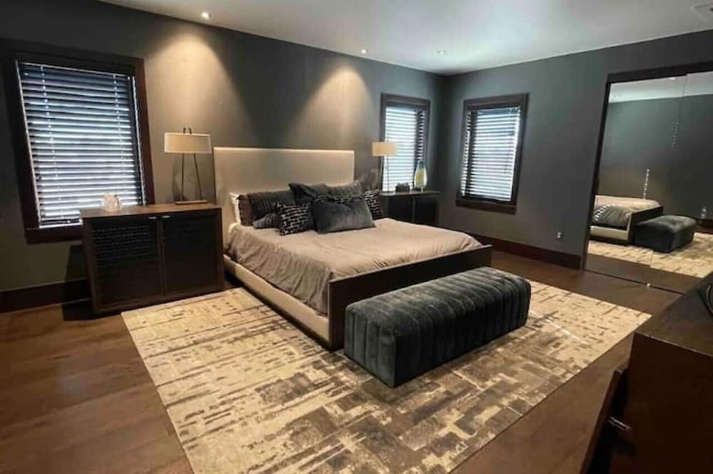 Exclusive Villa with Expansive Space Private Bar