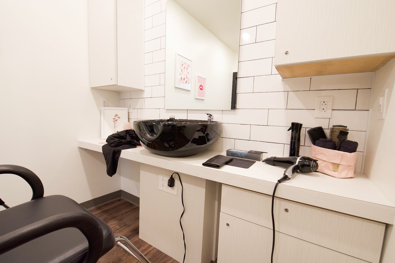 Salon Space Suites, photo 2