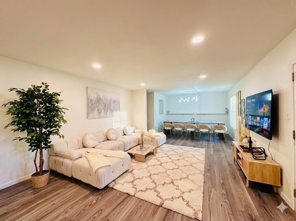 Luxe Escape in DTC << Sleep 16 >> Hot Tub, Fire Pit, Game Room & Home Gym