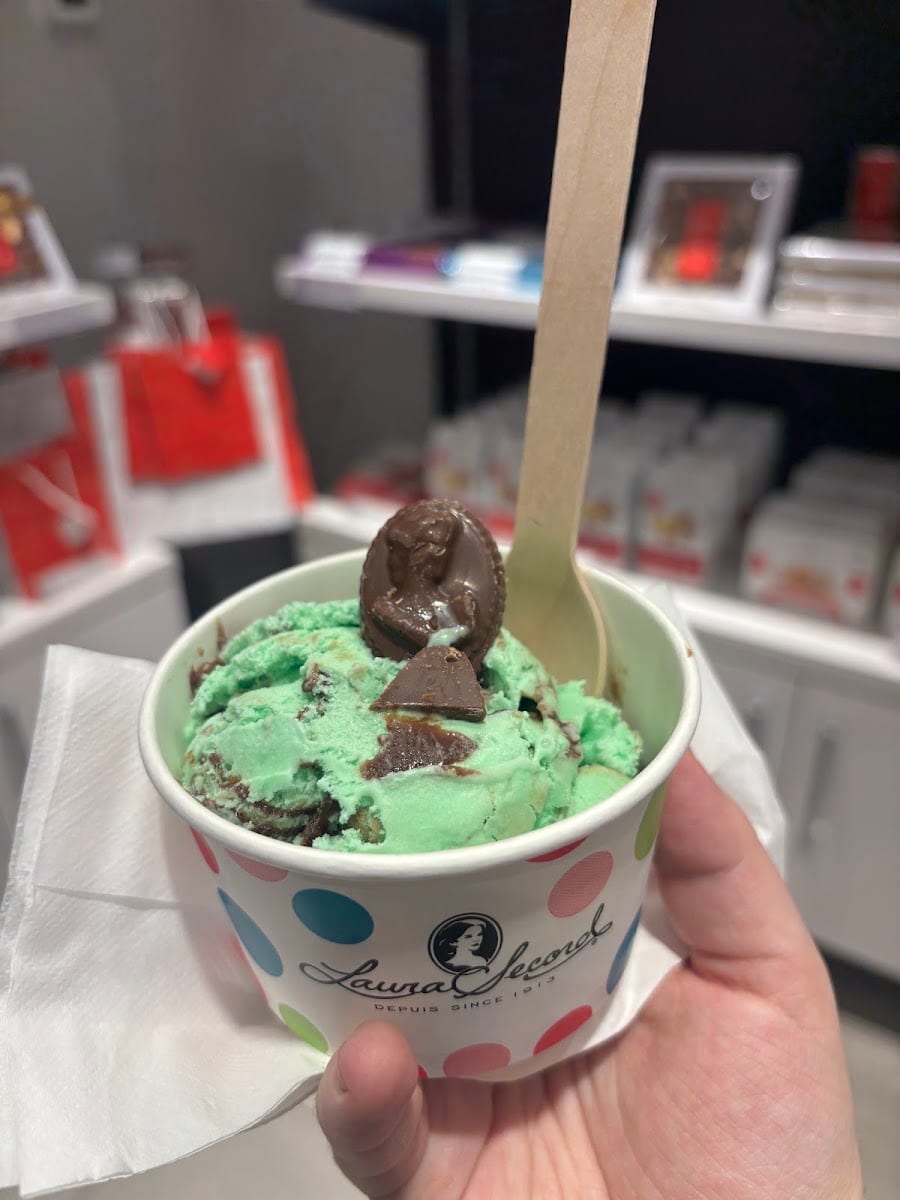Laura Secord (Holt Renfrew Centre), photo 4