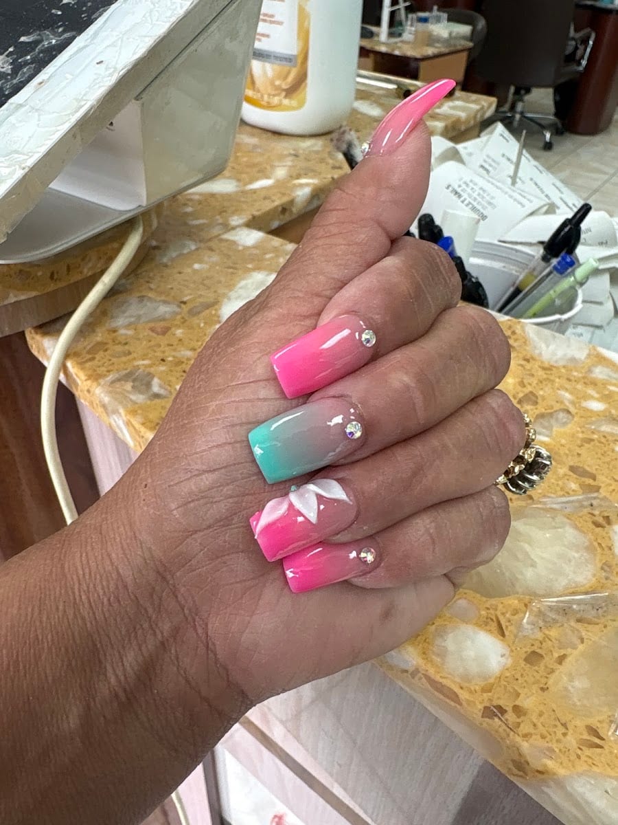 DOUBLE T NAILS