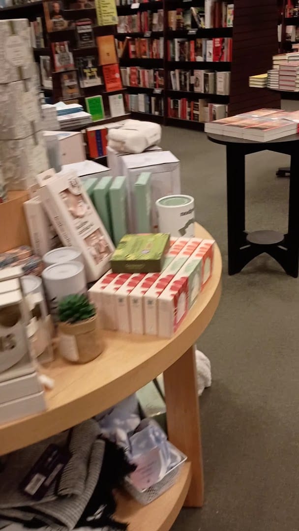 Barnes & Noble, photo 2