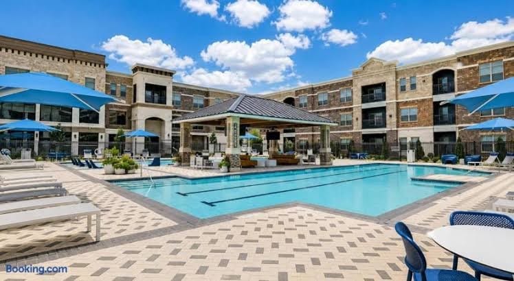 luxury 6br pool home - putting green - gym - sleeps 20, photo 3