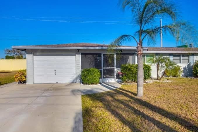 7 minutes to Beach. Pools, pickleball, fitness center. bar and restaurant