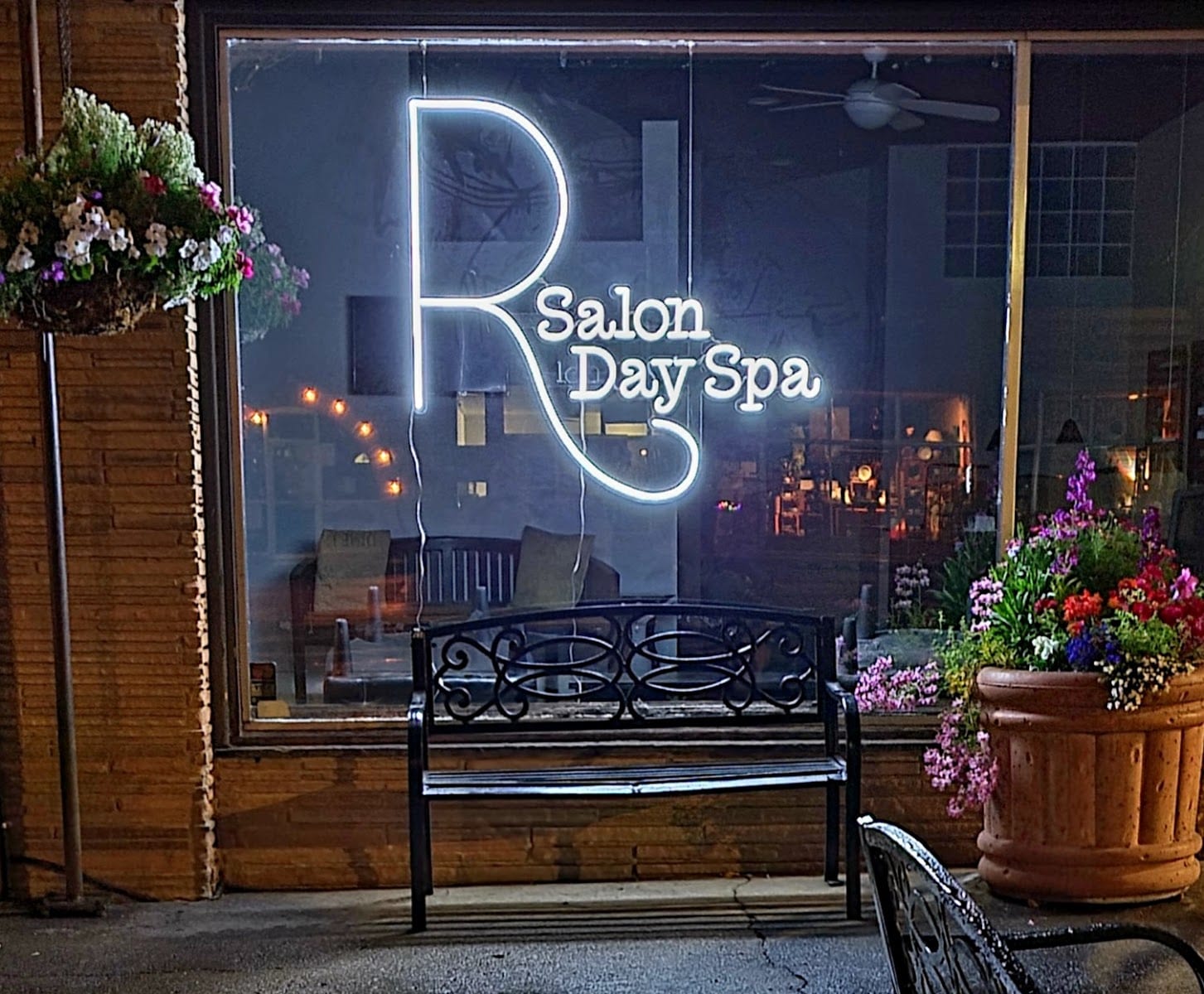 R Salon Day Spa