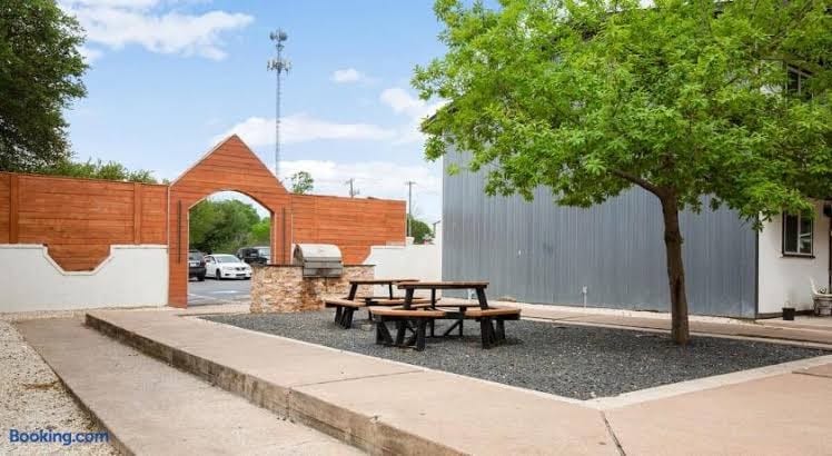 20-min Uber to ATX\n10-min to Kalahari and Sports Parks\n10-min walk to Downtown