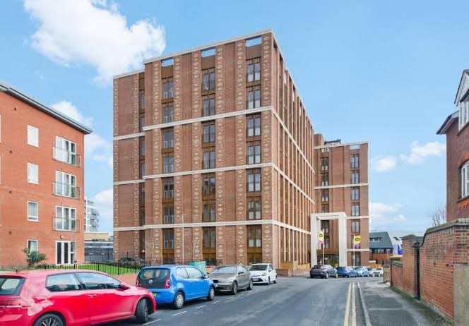 Cosy 1 Bed Apartment in Centre of St Albans - FREE Parking - 5 min walk to St Albans city centre Railway station - Big Savings on Longer Stays!! - One-Bedroom Apartment