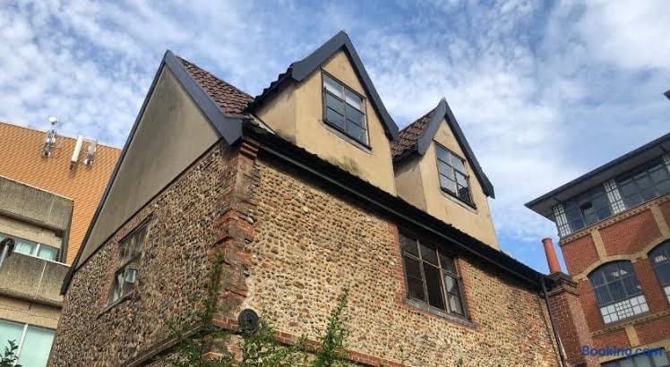 City Townhouse Close to Cafes and Restaurants
