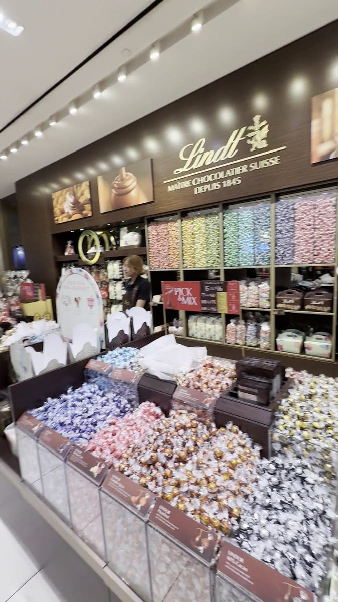 Lindt Chocolate Shop - Toronto Eaton Centre, photo 3