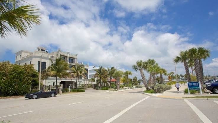 2BR Beachy Speakeasy In St Armand's w / Rooftop Deck Lounge. Walk to Lido Beach