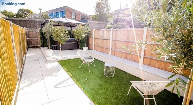 Central Townhouse 2 bedr /w fully equipped kitchen / washing machine & Parking- Ginger & Gold ltd