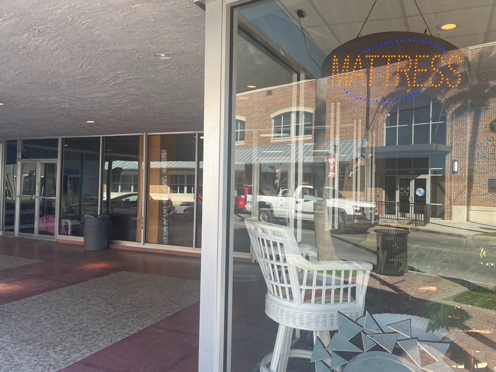Furniture Outlet, photo 2