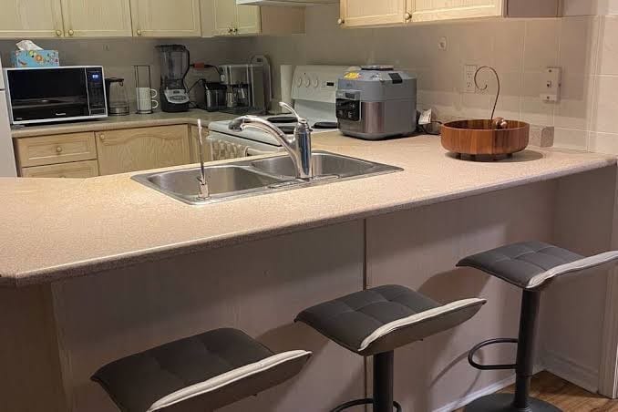 Large 2+2+den, private terrace, gym, sauna, garage, walk to subway!