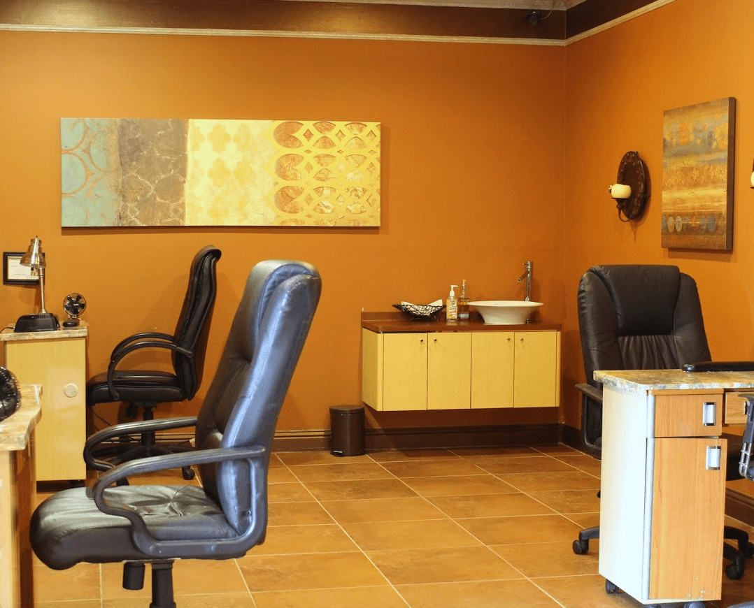 Heights Retreat Salon and Spa - facial massage pedicure manicure & lash Houston TX