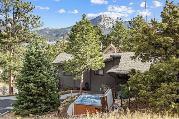 Rocky Mtn Retreat • Sleeps 18 • 8 beds • Hot Tub • Sauna• Arcades • AC, photo 2