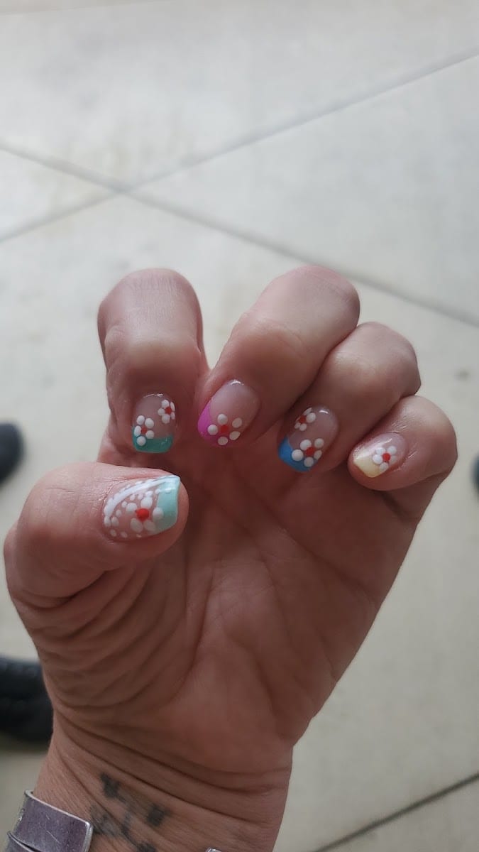 Lee Nails