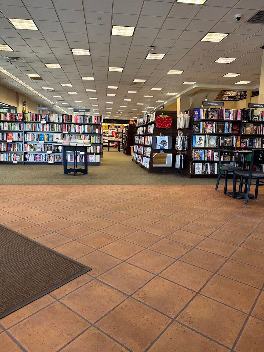 Barnes & Noble, photo 3