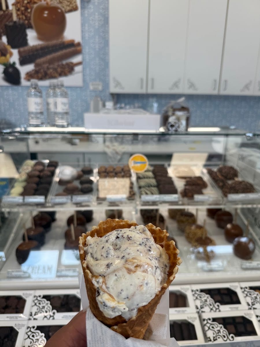 Kilwins Ice Cream - Chocolate - Fudge, photo 3