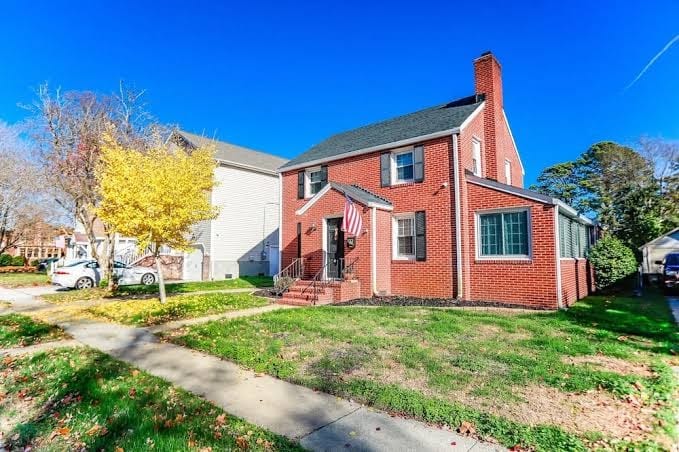 Family friendly with large fenced in yard for your doggies. Park by the bay too!